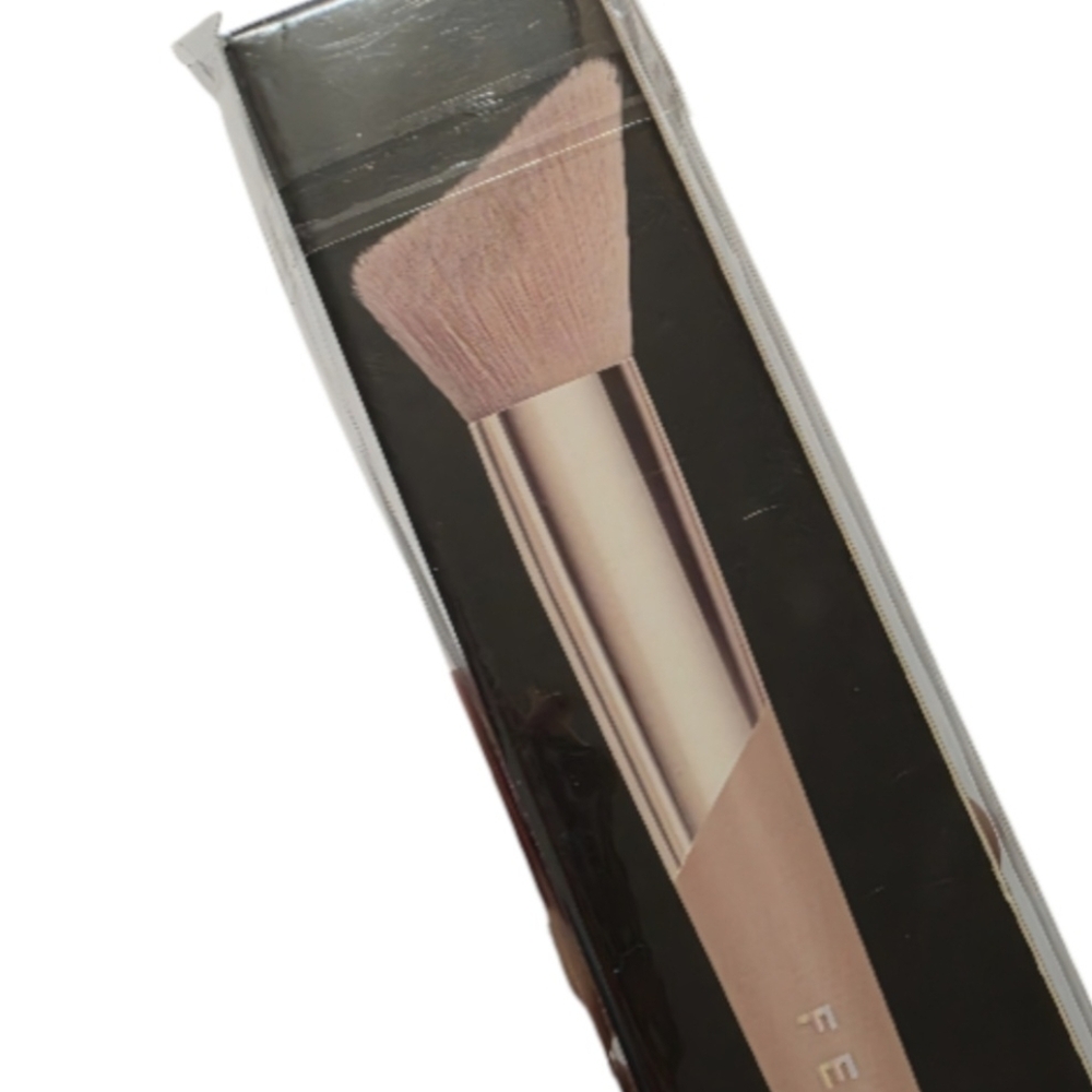 Fenty Beauty Cheek-Hugging Highlight Brush #120